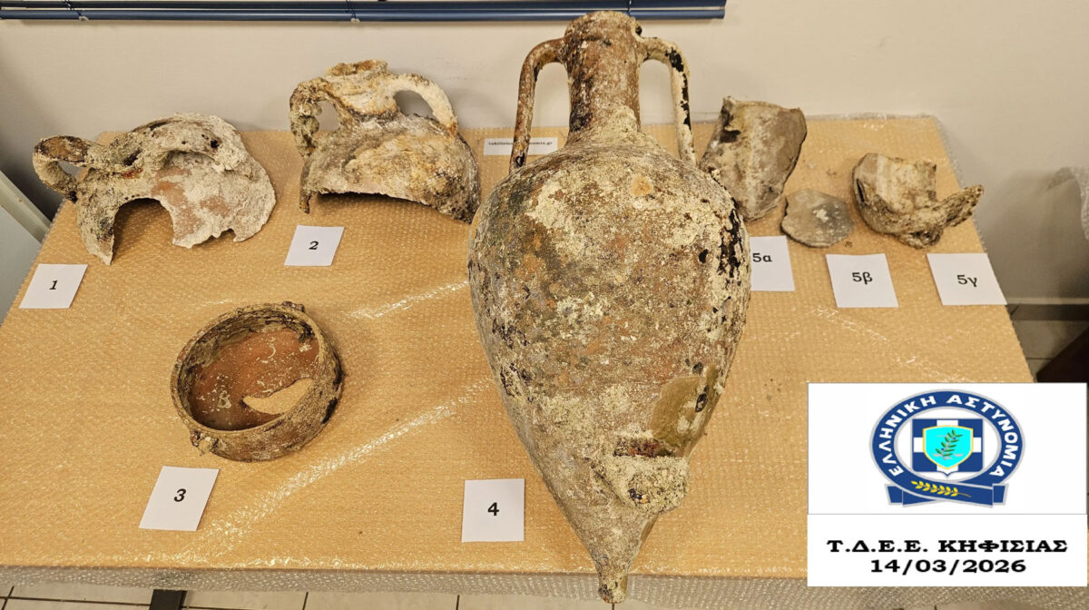 Τμήματα ενάλιων αμφορέων που εντοπίστηκαν σε περιοχή της Κηφισιάς. Πηγή εικόνας: Ελληνική Αστυνομία.