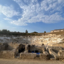 Αποκαθίσταται το σκηνικό οικοδόμημα του αρχαίου θεάτρου της Λάρισας