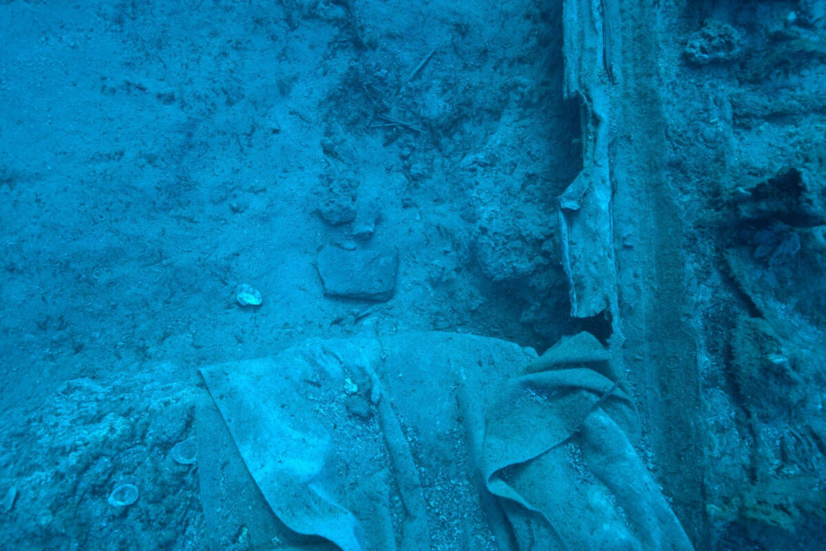 Εικ. 10: Η πήλινη πλάκα μόνωσης, πιθανώς εστίας. © Β. Τσιαΐρης / Ν. Στουρνάρας. Πηγή εικόνας: ΥΠΠΟ.