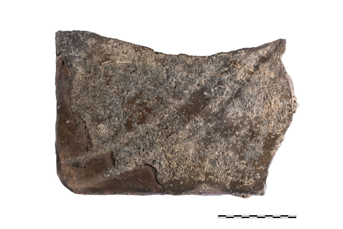 Εικ. 11: Η πήλινη πλάκα μόνωσης, πιθανώς εστίας. © Β. Τσιαΐρης / Ν. Στουρνάρας. Πηγή εικόνας: ΥΠΠΟ.