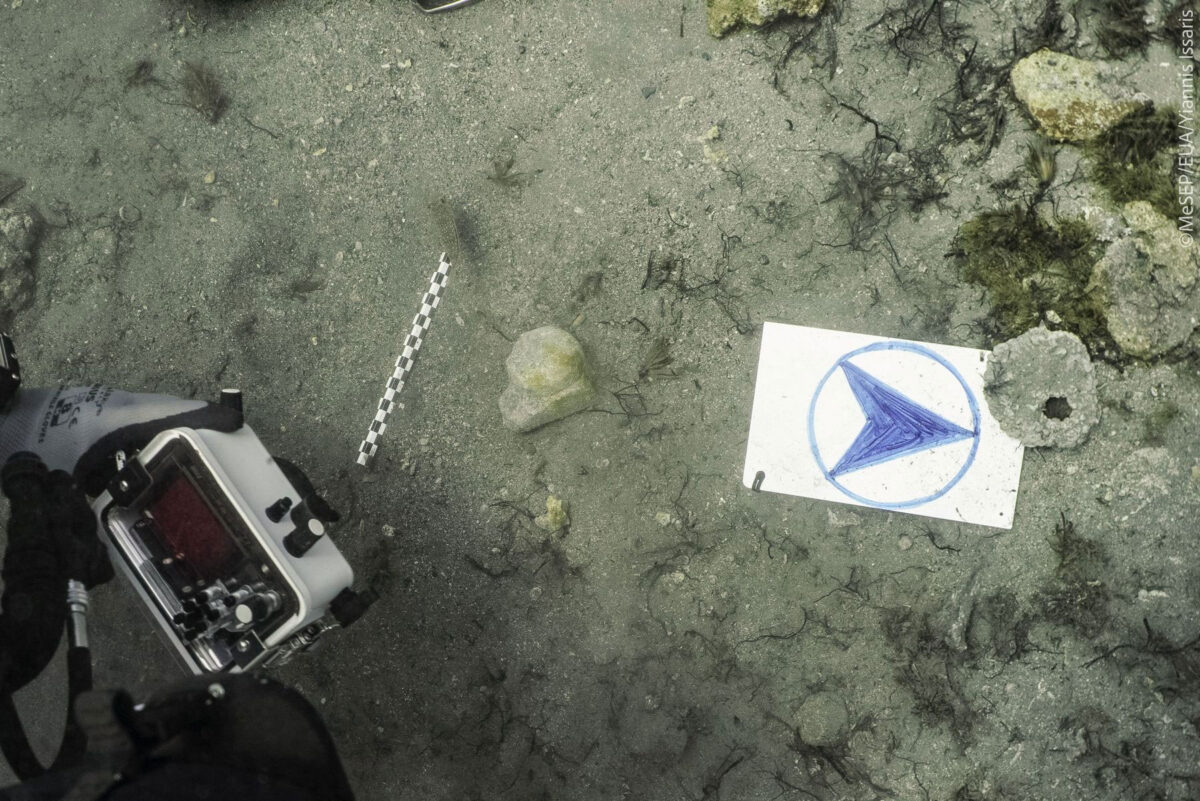 Εικ. 12: Η μαρμάρινη διακοσμητική σταγόνα κατά χώραν και η ανέλκυσή της από ομάδα δυτών. © Γ. Ίσσαρης. Πηγή εικόνας: ΥΠΠΟ.