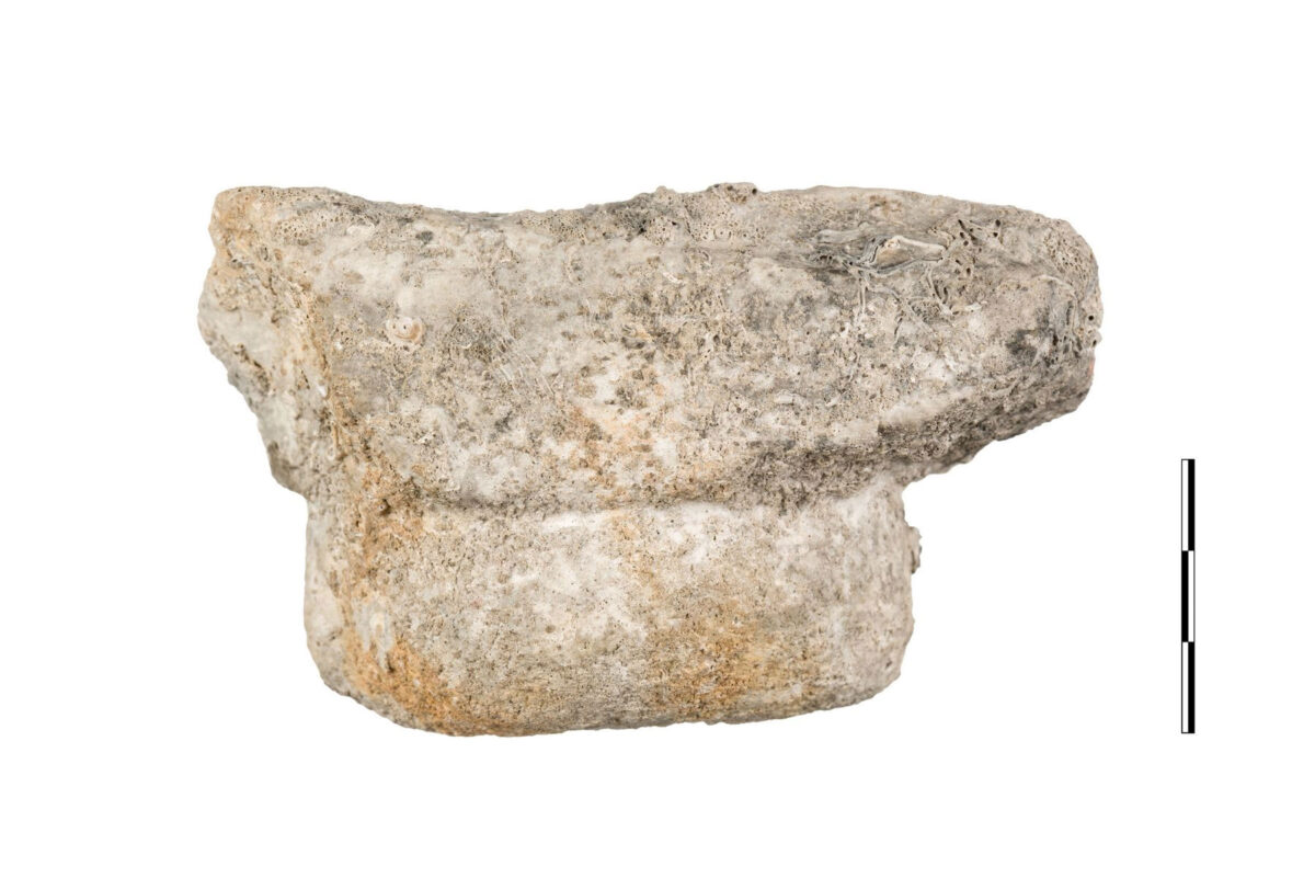 Εικ. 14: Η μαρμάρινη διακοσμητική σταγόνα. © Ν. Στουρνάρας. Πηγή εικόνας: ΥΠΠΟ.