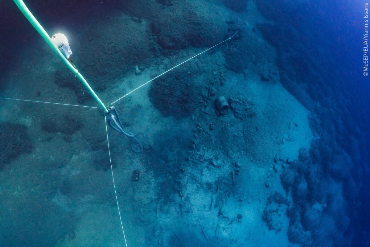 Εικ. 4: Γενική άποψη του σκαριού του Μέντορα και του χώρου της ανασκαφικής τομής 2-2025. © Γ. Ίσσαρης. Πηγή εικόνας: ΥΠΠΟ.