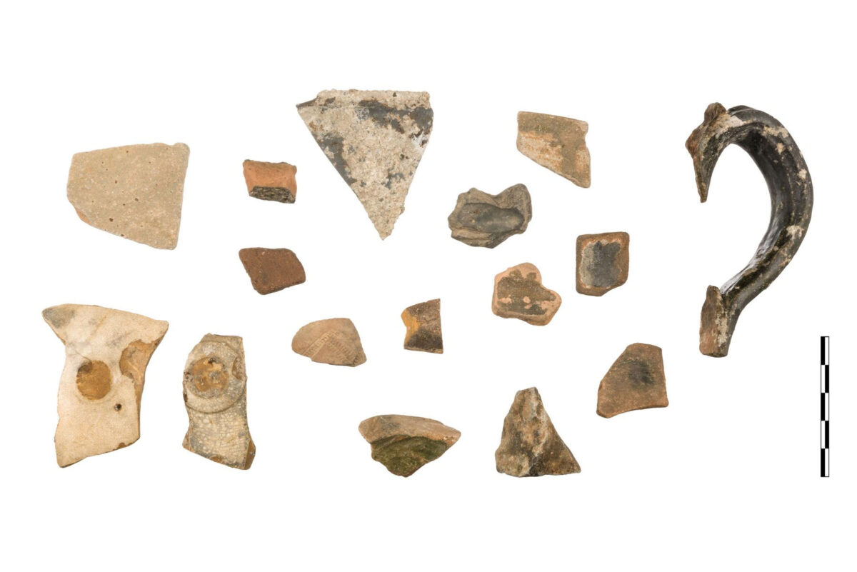 Εικ. 7β: Θραύσματα σκευών και αγγείων από την οικοσκευή του πλοίου. © Ν. Στουρνάρας. Πηγή εικόνας: ΥΠΠΟ.