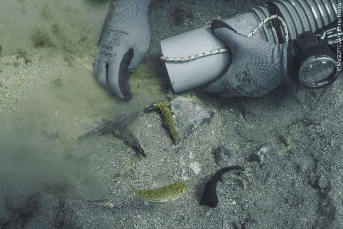 Εικ. 8: Εντοπισμός μολύβδινων συνδέσμων κατά χώραν. © Γ. Ίσσαρης. Πηγή εικόνας: ΥΠΠΟ.