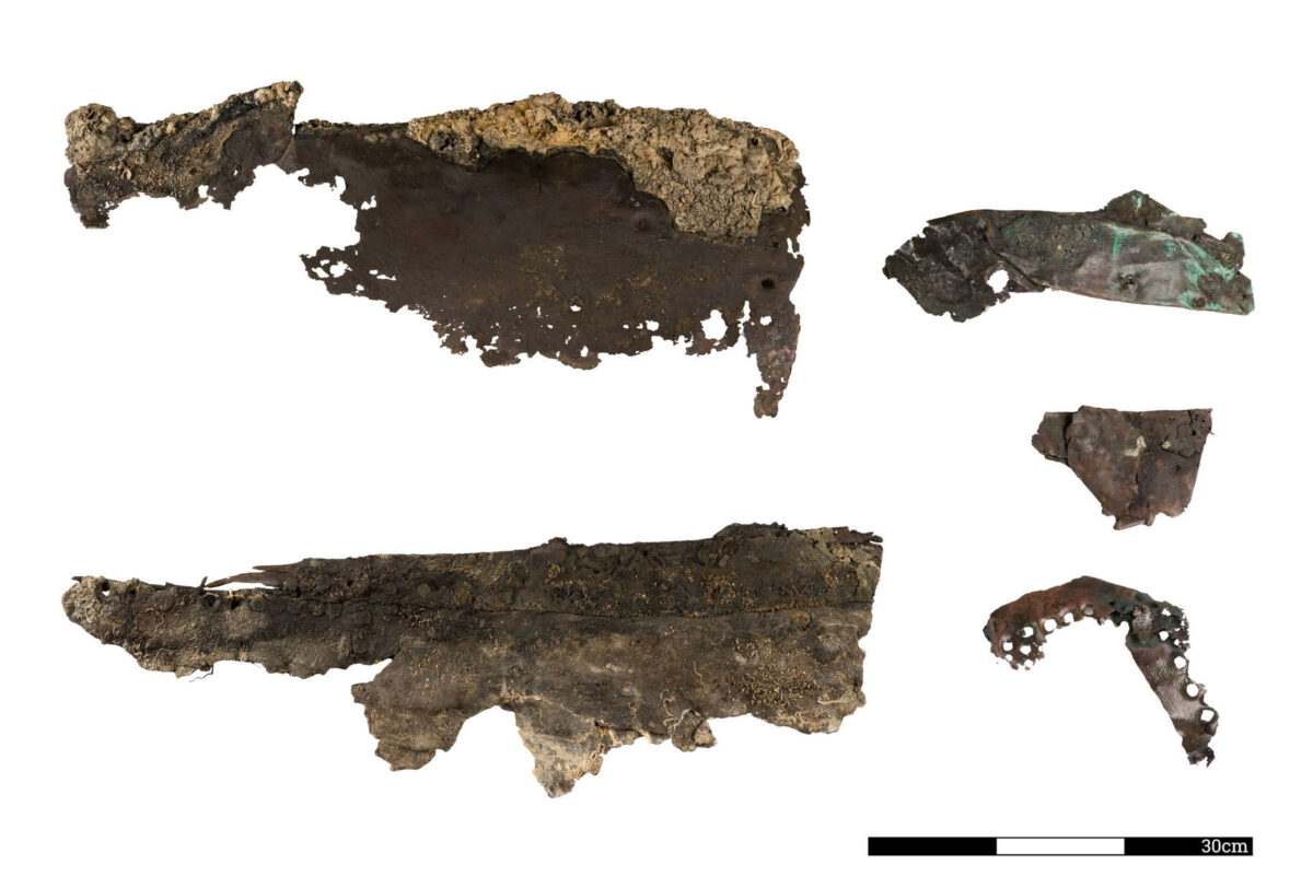 Εικ. 9: Θραύσματα της εξωτερικής επιχάλκωσης του πλοίου. © Ν. Στουρνάρας. Πηγή εικόνας: ΥΠΠΟ.