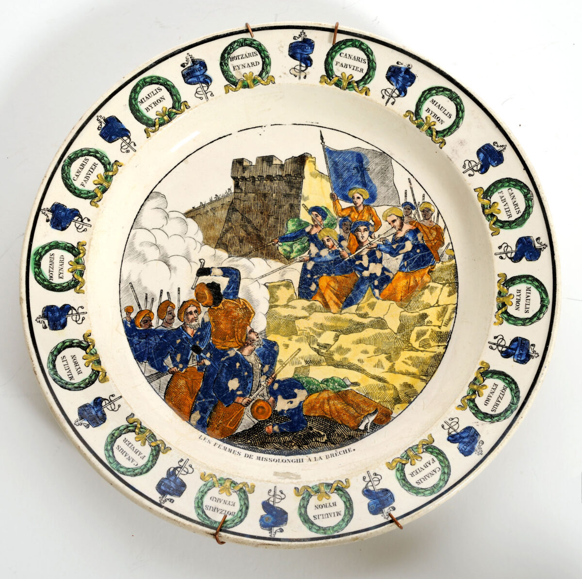 «Οι γυναίκες του Μεσολογγίου στη μάχη». Πορσελάνινο πιάτο του εργοστασίου φαγεντιανής Montereau, Εθνικό Ιστορικό Μουσείο.