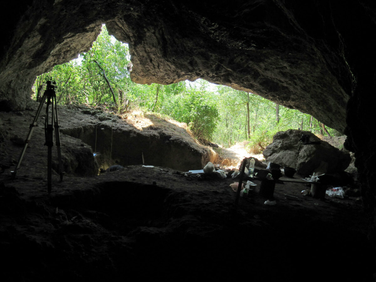 Είσοδος στο σπήλαιο Pesturina στη Σερβία, όπου βρέθηκε ένα δόντι Νεάντερταλ που αναλύθηκε γενετικά στη μελέτη (© Dusan Mihailovic). Πηγή εικόνας: ΑΠΕ-ΜΠΕ. Ευγενική παραχώρηση του Πανεπιστημίου του Τίμπιγκεν. 