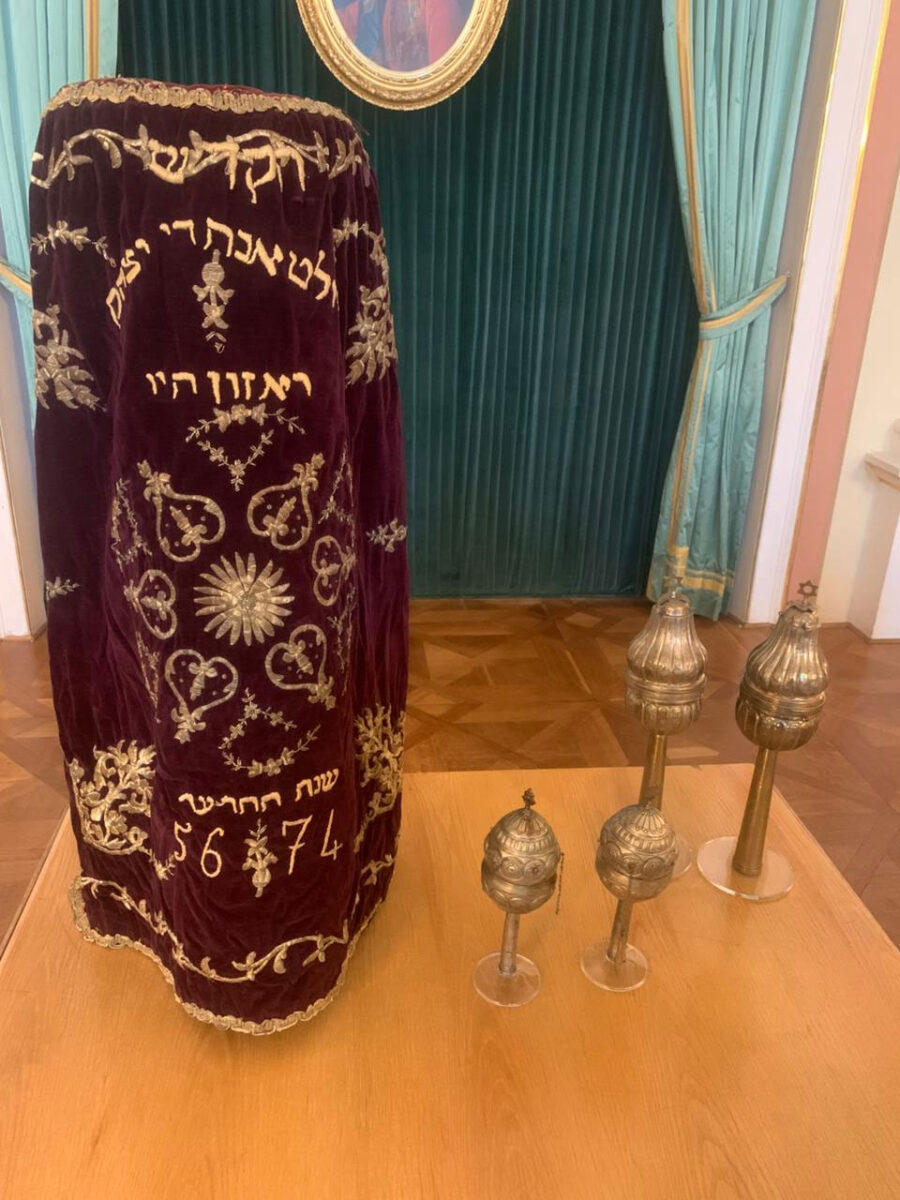 Rimonim (επιστέψεις), 2 ζεύγη, για τους κυλίνδρους της Τορά και μανδύας για τους κυλίνδρους της Τορά. Πηγή εικόνας: ΥΠΠΟ.