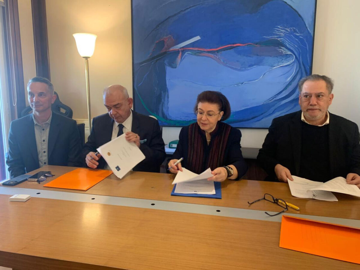 Στιγμιότυπο από την υπογραφή του Μνημονίου Συνεργασίας ανάμεσα στο ΥΠΠΟ και το ΕΜΠ. Πηγή εικόνας: ΥΠΠΟ.