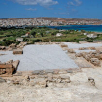 Η κεντρική αυλή του ανακτόρου και στο βάθος η Σητεία. Φωτ.: Αρχείο Ανασκαφών Πετρά.