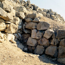 Αναλημματικό τείχος του ανακτόρου. Φωτ.: Αρχείο Ανασκαφών Πετρά.