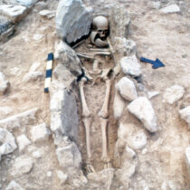 Βυζαντινό νεκροταφείο πάνω από το ανάκτορο. Κιβωτιόσχημος τάφος του 12ου αι. μ.Χ. κτισμένος με λίθους από μινωικούς τοίχους. Φωτ.: Αρχείο Ανασκαφών Πετρά.