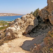 Ταφική βραχοσκεπή. Φωτ.: Αρχείο Ανασκαφών Πετρά.