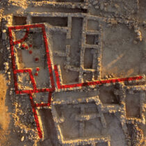 ΥΜ ΙΙΙΑ–Γ τελετουργική δραστηριότητα στη νεκρόπολη. Φωτ.: Αρχείο Ανασκαφών Πετρά.