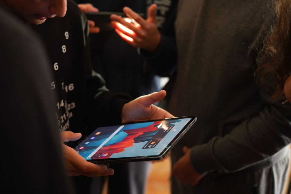 Σε ένα ασφαλές και δομημένο πλαίσιο, τα παιδιά και οι έφηβοι καλούνται να εξερευνήσουν τις  μόνιμες συλλογές του Μουσείου, να εμπνευστούν από τα εκθέματα και να  φτιάξουν το δικό τους «Μουσείο». Φωτ.: Γιώργος Λαμπρόπουλος. © Μουσείο Κυκλαδικής Τέχνης.