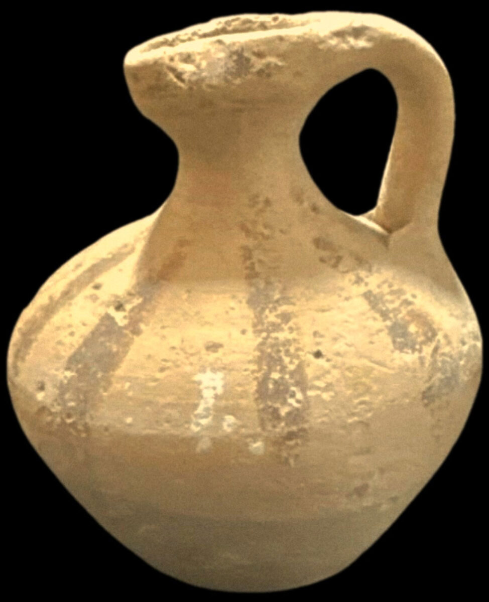 Προχοΐσκη της Λευκής Γραπτής V Κεραμικής της Κυπρο-Αρχαϊκής IΙ περιόδου (600-480 π.Χ.). Πηγή εικόνας: Τμήμα Αρχαιοτήτων Κύπρου.