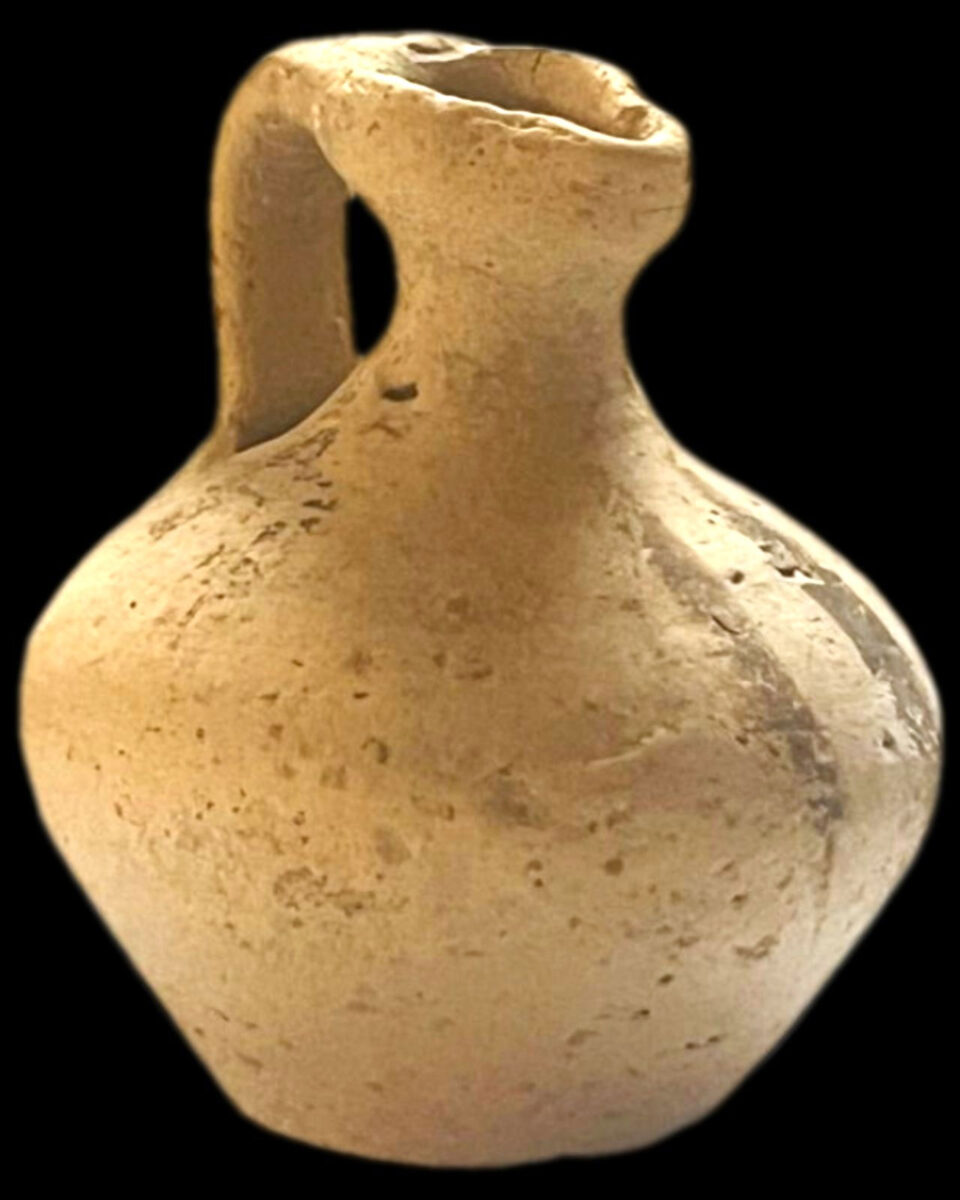 Προχοΐσκη της Λευκής Γραπτής V Κεραμικής της Κυπρο-Αρχαϊκής IΙ περιόδου (600-480 π.Χ.). Πηγή εικόνας: Τμήμα Αρχαιοτήτων Κύπρου.