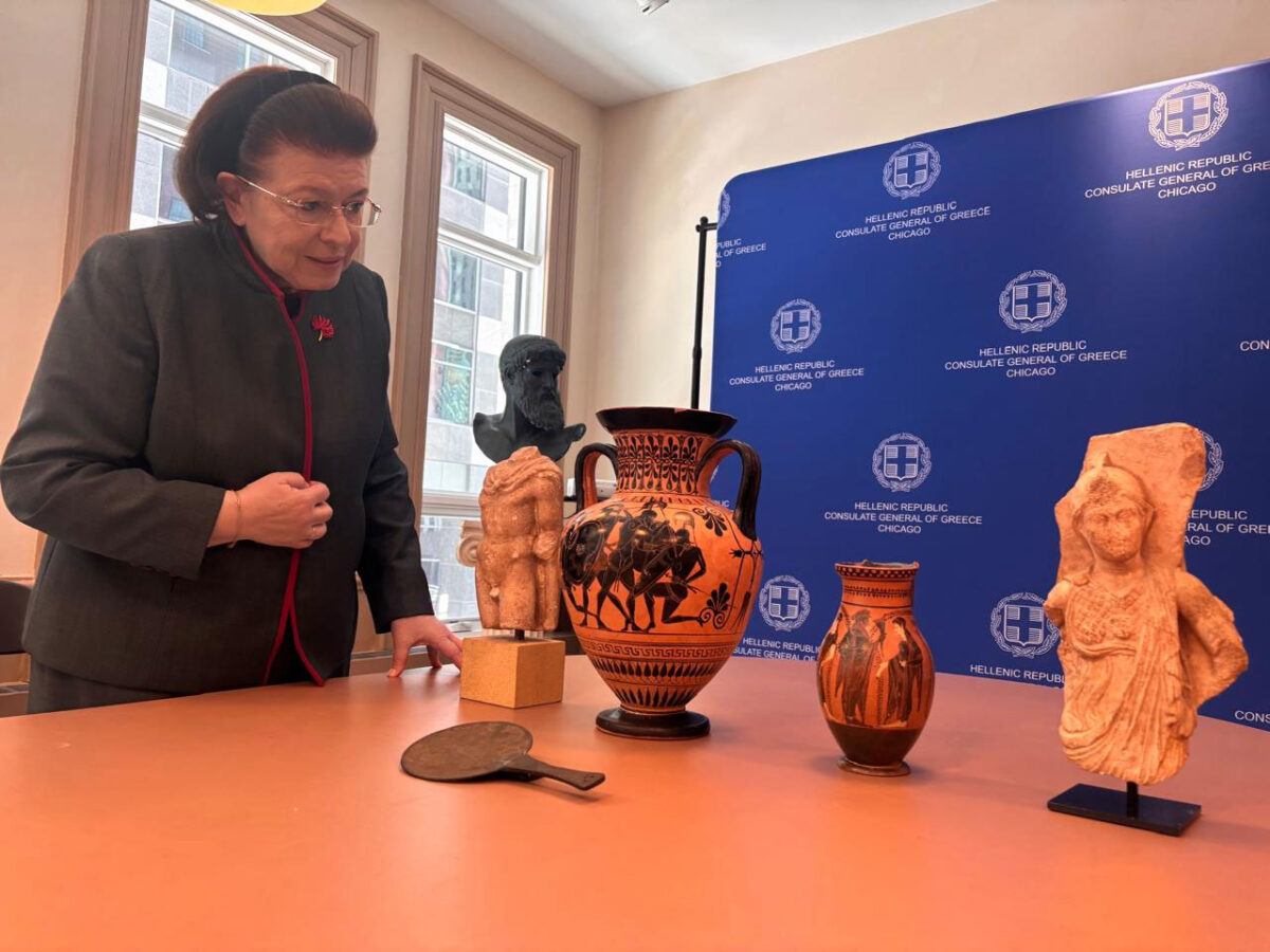 Η Λίνα Μενδώνη με τις πέντε αρχαιότητες που επαναπατρίζονται. Πηγή εικόνας: ΥΠΠΟ.