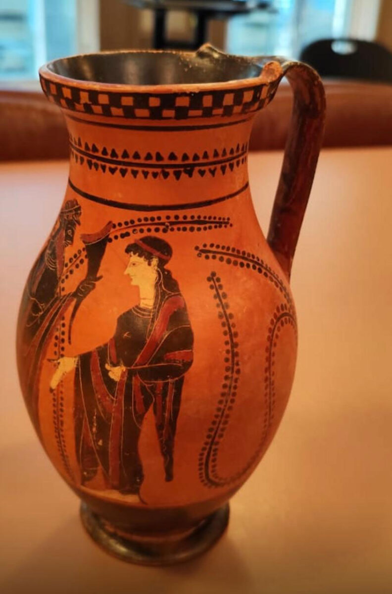 Αττική μελανόμορφη όλπη με παράσταση Διονύσου και μαινάδων (6ος αι. π.Χ.). Πηγή εικόνας: ΥΠΠΟ.