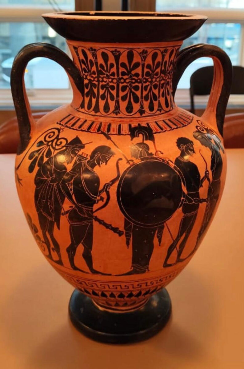 Αττικός μελανόμορφος αμφορέας με την Αθηνά και τον Ερμή που υποδέχονται τον Ηρακλή στον Όλυμπο, στην κύρια όψη, και σκηνή μάχης στην άλλη όψη. Πηγή εικόνας: ΥΠΠΟ.