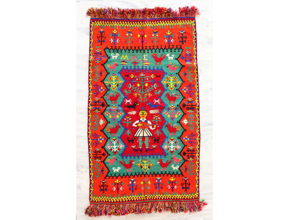 Κιλίμι. Δέντρο της ζωής με οργανοπαίκτη. Περίπου 1895. Υφασμένο από τη Μαριγώ Ν. Στρατάκου (ΜΝΣ) για την προίκα της Αδαμαντίας (Διαμάντως) Νικολάου Στρατάκου (1883–1969). Συλλογή Μαρίας Μανώκα, Γεράκι. Φωτ.: Βασίλης Γεωργιάδης.