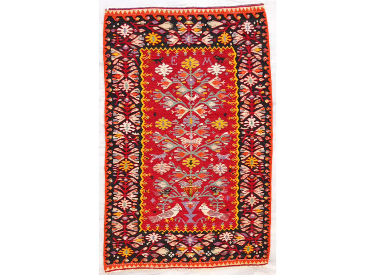 Κιλίμι. Δέντρο της ζωής. Περίπου 1905. Υφασμένο από την Ελένη Νικολάου Μανούση (ΕΜ) (γ. 1885–;). Συλλογή Χρυσαφίας Σίνη, Γεράκι. Φωτ.: Βασίλης Γεωργιάδης.