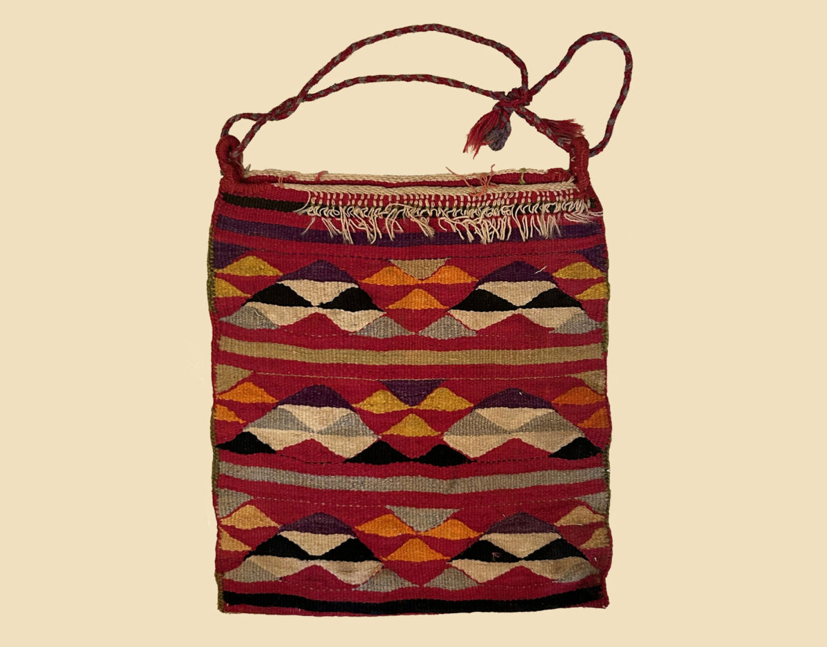 Ταγάρι με τρεις σειρές αλληλένδετων τριγώνων (κούπες). Περίπου 1900. Συλλογή Διαμάντως Δαλιάνη-Θεοδωροπούλου, Γεράκι. Φωτ.: Σάρον Γκερστέλ.