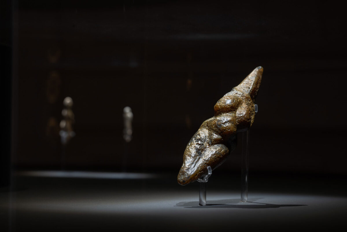 «Αφροδίτη του Σαβινιάνο», 33.000-22.000 χρόνια πριν από το παρόν (πιστοποιημένο αντίγραφο). Museo delle Civiltà, Ρώμη, MPE 108610. © Μουσείο Κυκλαδικής Τέχνης. Φωτ.: Πάρις Ταβιτιάν.