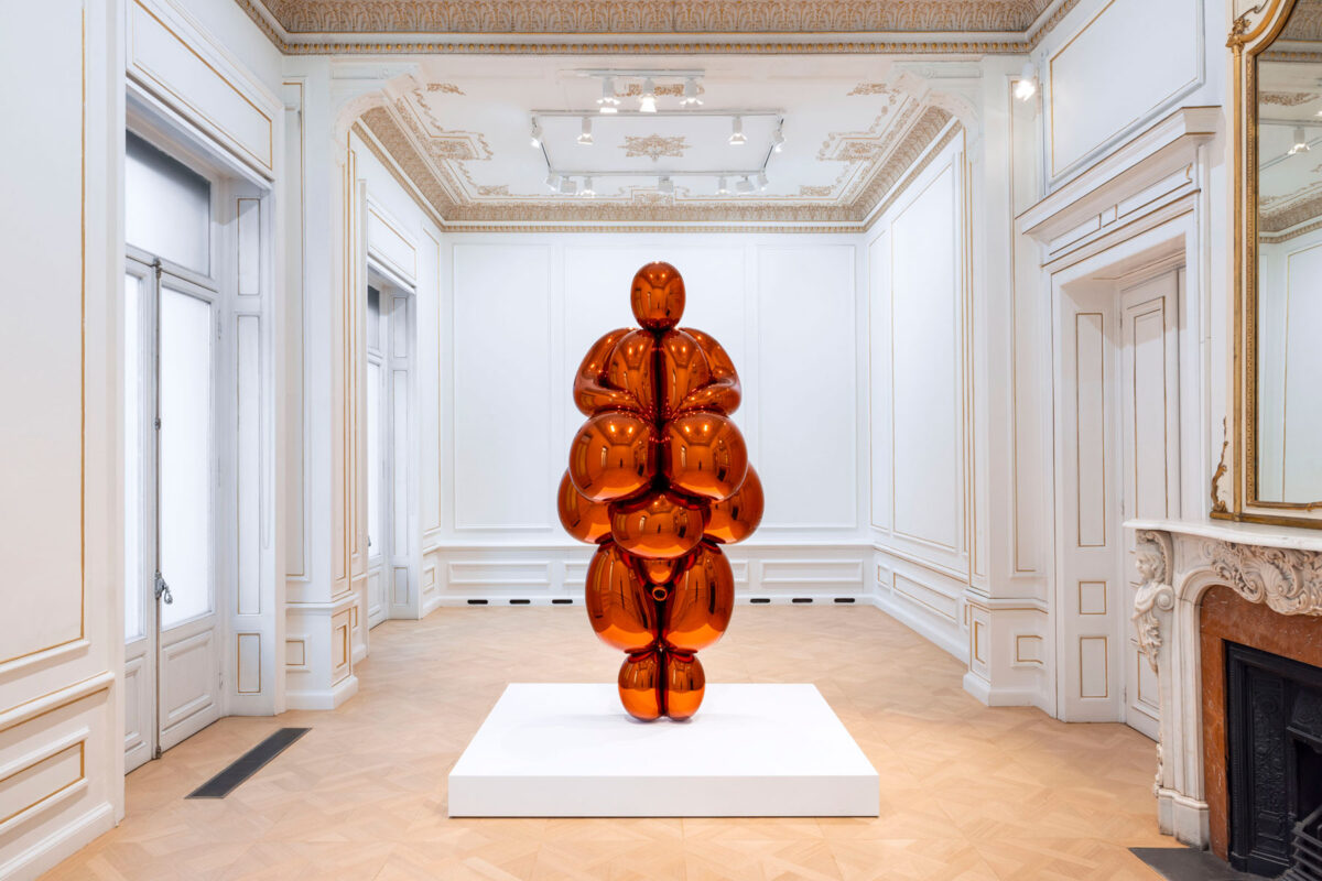 Jeff Koons, «Balloon Venus Lespugue (Orange)», 2013-2019. Ανοξείδωτος ανακλαστικός χάλυβας με διάφανη χρωματική επίστρωση, 266,9x124,1x104,7 εκ. 1/5 μοναδικές εκδόσεις. Συλλογή Homem Sonnabend. Φωτ.: Πάρις Ταβιτιάν © Μουσείο Κυκλαδικής Τέχνης.