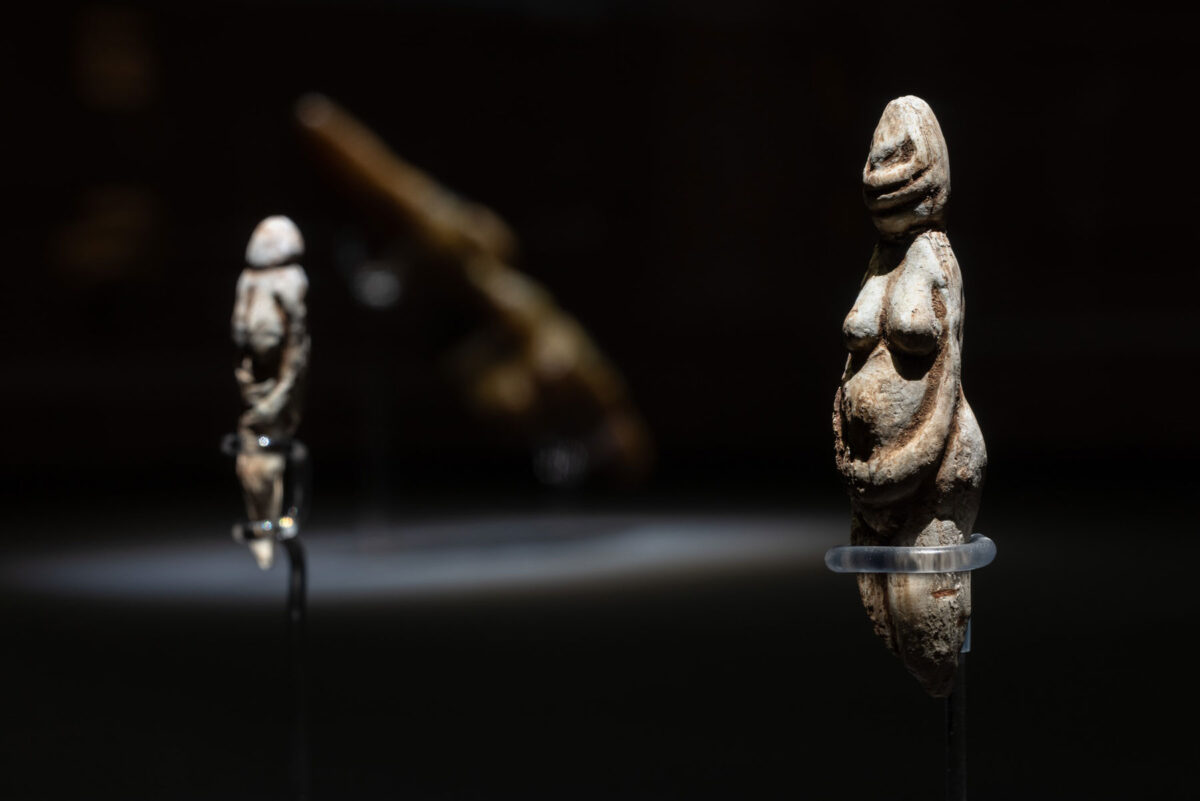«Αφροδίτες της Παραβίτα I-II», 22.000-20.000 χρόνια πριν από το παρόν (πιστοποιημένα αντίγραφα). Εθνικό Αρχαιολογικό Μουσείο του Τάραντα (MArTA), 139802, 139803. © Μουσείο Κυκλαδικής Τέχνης. Φωτ.: Πάρις Ταβιτιάν.