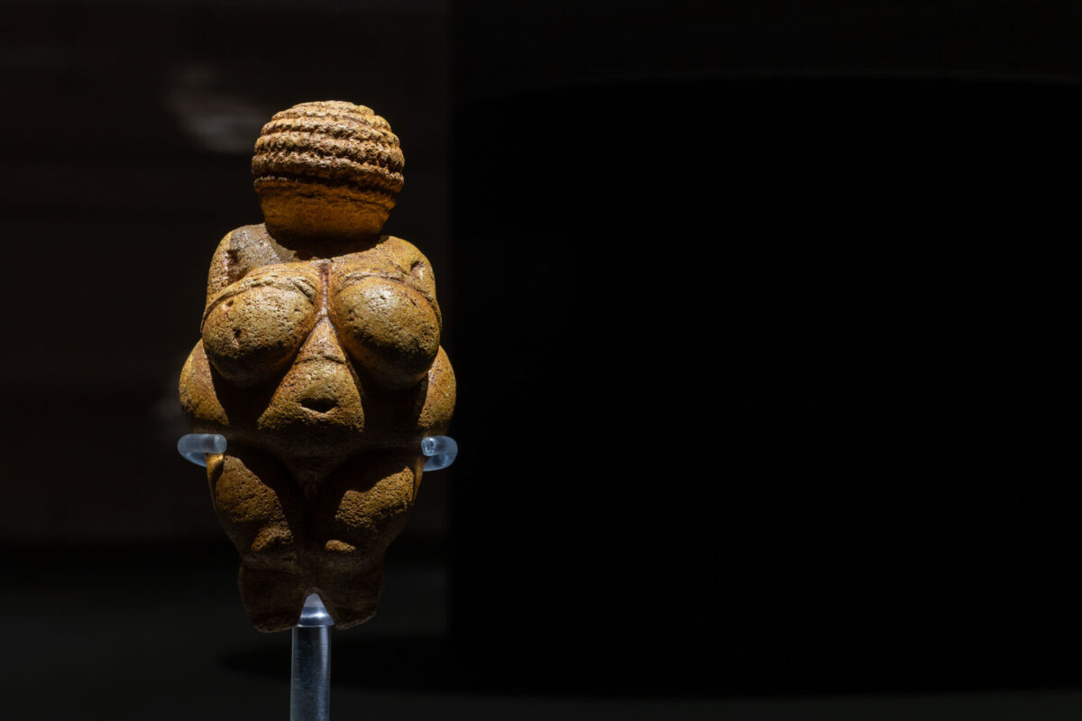 «Αφροδίτη του Willendorf», 29.500 χρόνια πριν από το παρόν (πιστοποιημένο αντίγραφο). Μουσείο Φυσικής Ιστορίας της Βιέννης, PRAE-44.686. © Μουσείο Κυκλαδικής Τέχνης. Φωτ.: Πάρις Ταβιτιάν.