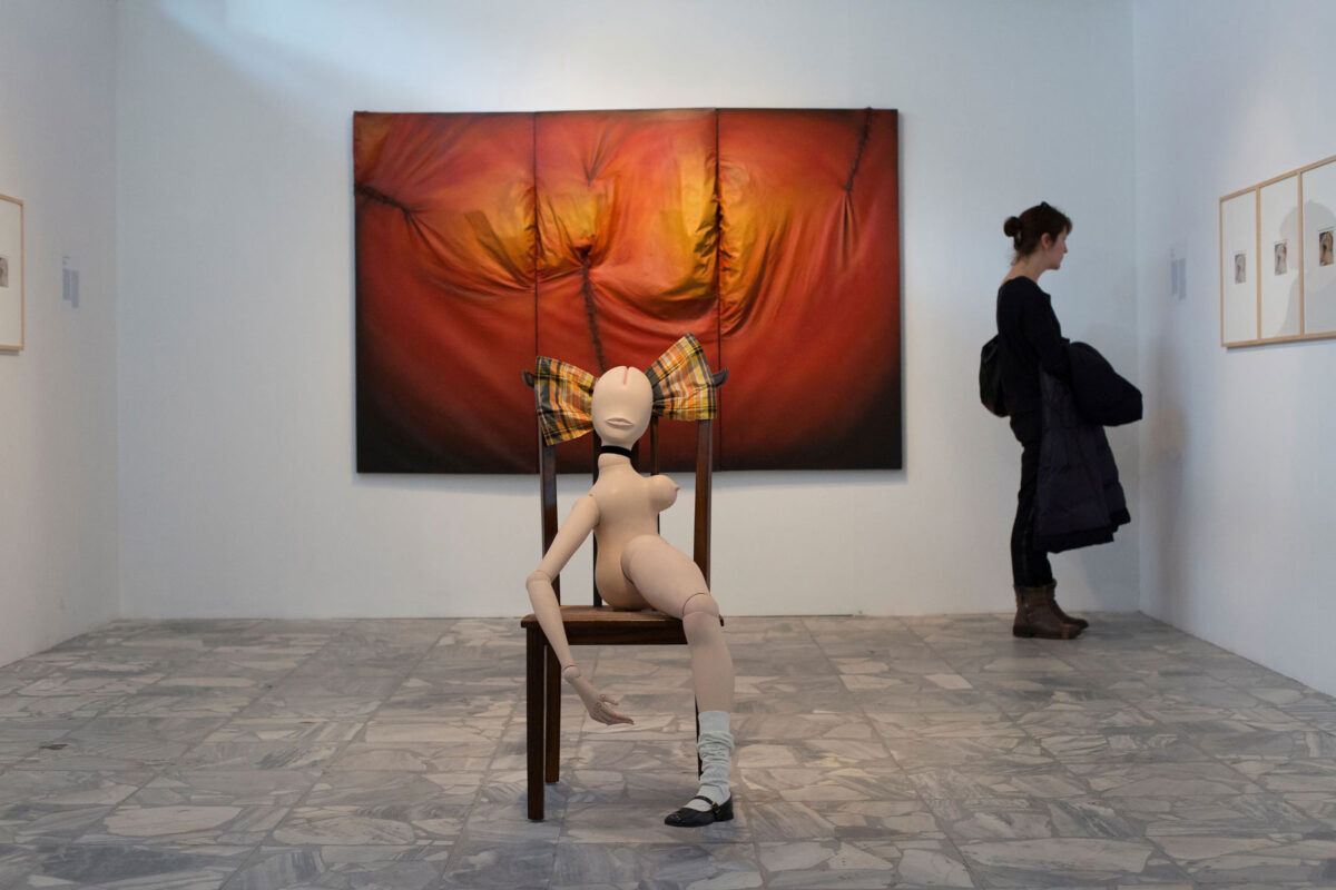 Η Υπέρβαση της Άβυσσος, 2016. Άποψη της έκθεσης. Sherrie Levine, After Courbet: 1-18, 2009, Tate, μέρος της Δωρεάς της Συλλογής Δ. Δασκαλόπουλου 2023. Στάθης Λογοθέτης, Τρίπτυχο, 1972, Tate, μέρος της Δωρεάς της Συλλογής Δ. Δασκαλόπουλου 2023. Hans Bellmer, La Demi-Poupée, 1972. Δωρεά της Συλλογής Δ. Δασκαλόπουλου από κοινού στο Museum of Contemporary Art Chicago και στο Solomon R. Guggenheim Museum 2023. Ο NEON στο Ωδείο Αθηνών. Φωτ.: © Ναταλία Τσουκαλά.