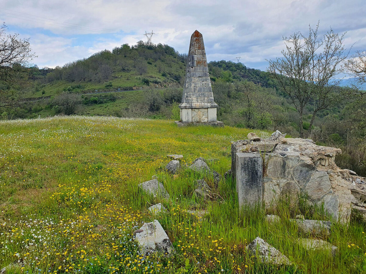Ο οβελίσκος του Μαυροκορδάτου στο Παρανέστι. Πηγή εικόνας: ΑΠΕ-ΜΠΕ.