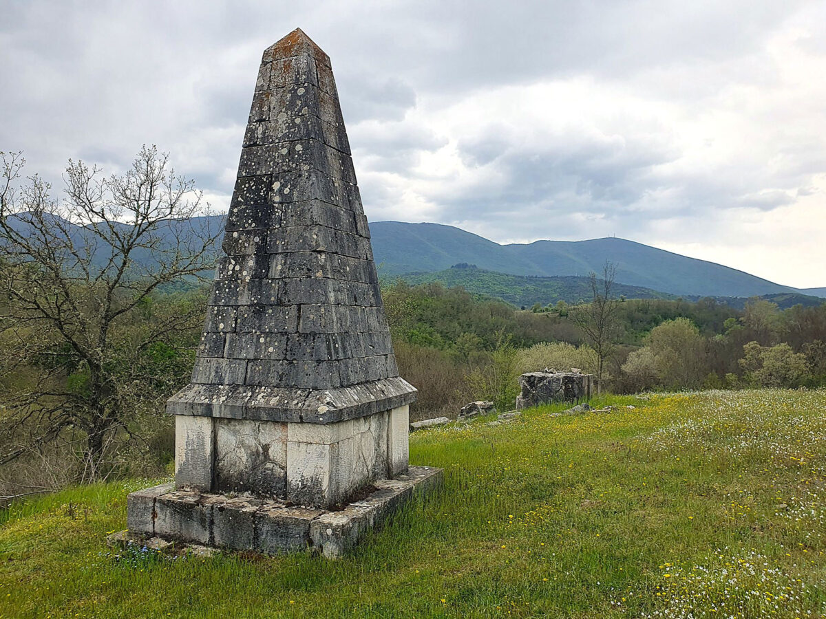 Ο οβελίσκος του Μαυροκορδάτου στο Παρανέστι. Πηγή εικόνας: ΑΠΕ-ΜΠΕ.