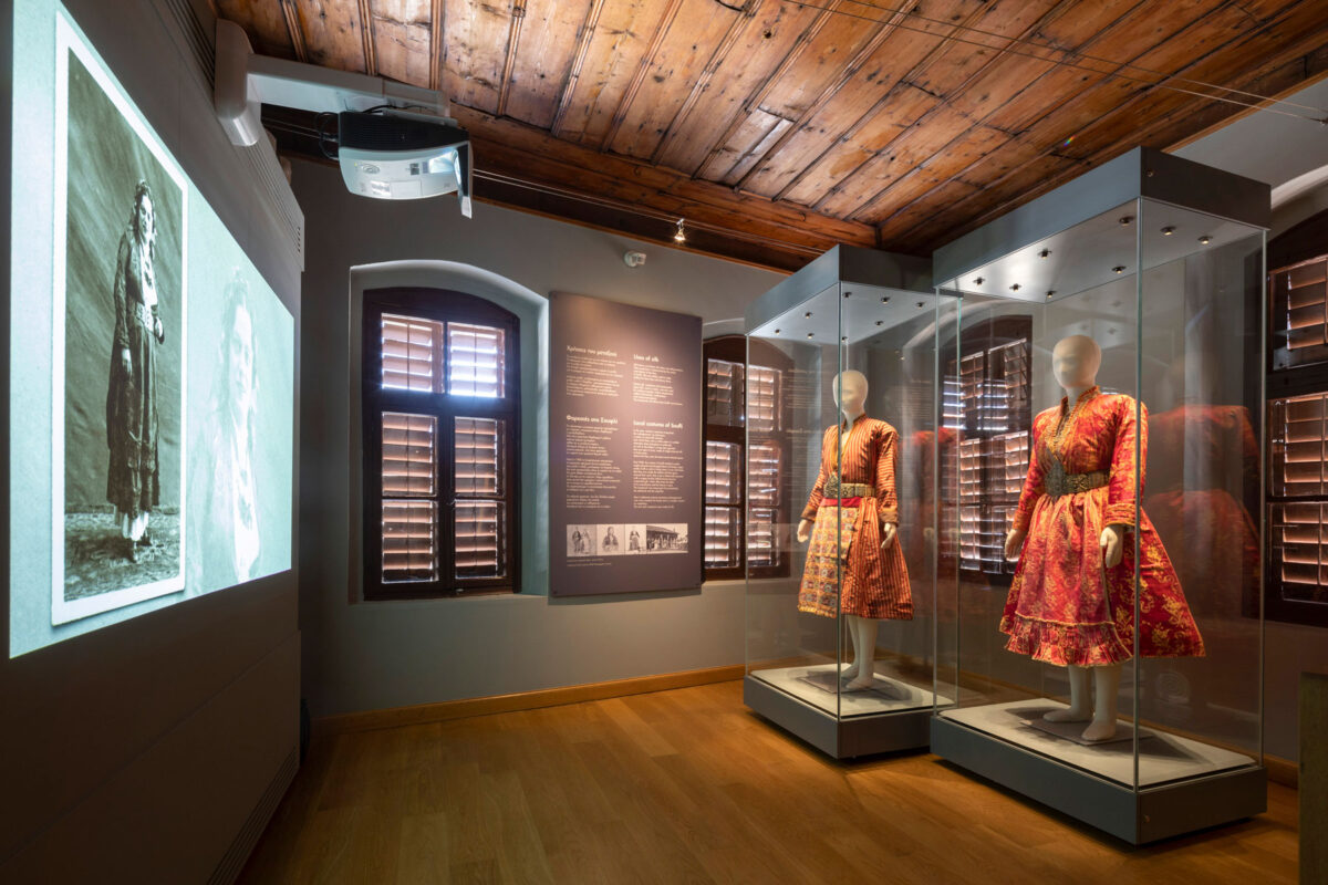 Άποψη της έκθεσης στο Μουσείο Μετάξης. Φωτ.: © ΠΙΟΠ.