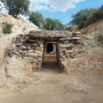 Ο θολωτός τάφος του Τιθρωνίου