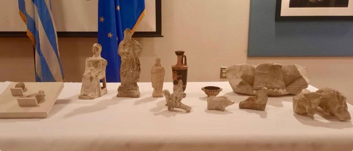 Τα 12 αρχαία αντικείμενα ελληνικής προέλευσης, που επαναπατρίζονται από τις ΗΠΑ, κατόπιν οικειοθελών παραδόσεων από ιδιώτες. Πηγή εικόνας: ΥΠΠΟ.