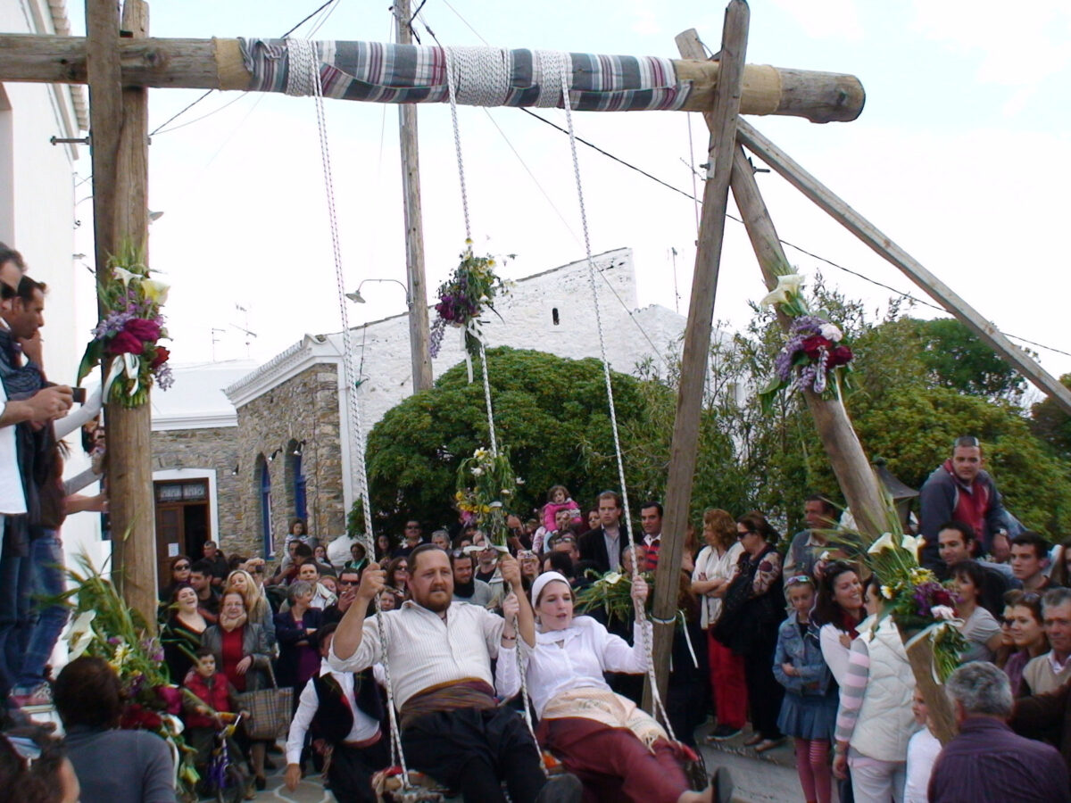 Κούνια της Λαμπρής στην είσοδο της Χώρας Κύθνου, 2011. Πηγή εικόνας: ΥΠΠΟ.