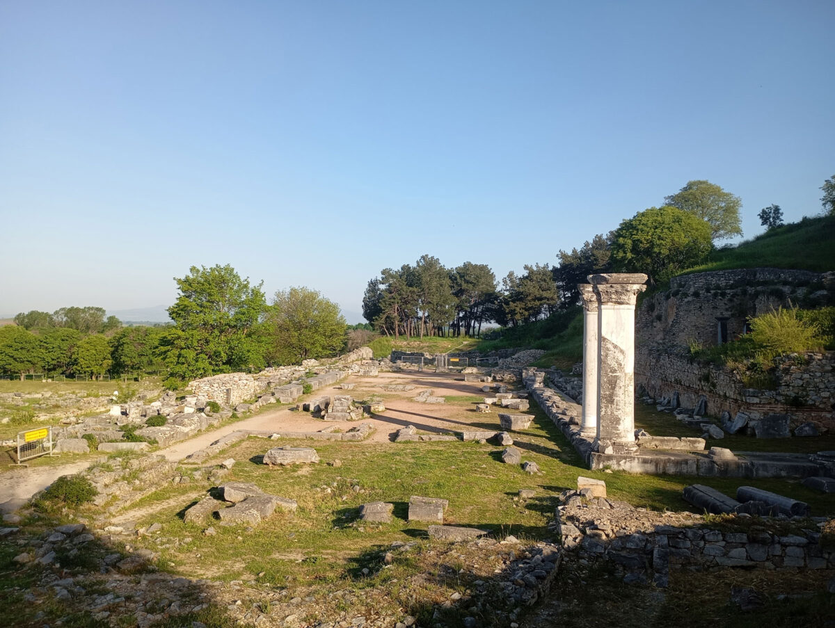 Εικ. 21. Φίλιπποι. Βασιλική Α. Οι πρωινές ακτίνες του ήλιου την άνοιξη στην πλευρά του βόρειου πτερυγίου του εγκάρσιου κλίτους και στην κόγχη του ιερού. © Εφορεία Αρχαιοτήτων Καβάλας / Υπουργείο Πολιτισμού.