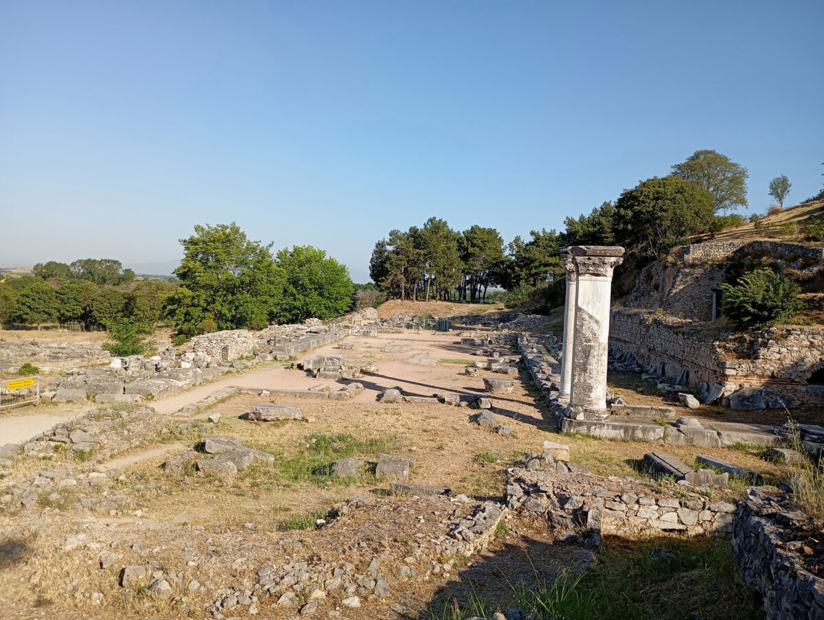 Εικ. 23. Φίλιπποι. Βασιλική Α. Οι πρωινές ακτίνες του ήλιου το καλοκαίρι στη βόρεια πλευρά, στο κεντρικό κλίτος και στην κόγχη του ιερού. © Εφορεία Αρχαιοτήτων Καβάλας / Υπουργείο Πολιτισμού.