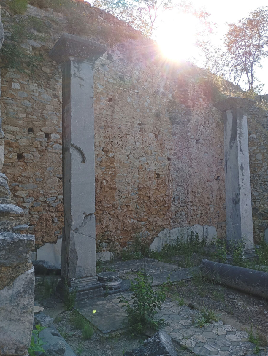 Εικ. 24. Φίλιπποι. Βασιλική Α. Οι πρωινές ακτίνες του ήλιου το καλοκαίρι στο βαπτιστήριο. © Εφορεία Αρχαιοτήτων Καβάλας / Υπουργείο Πολιτισμού.