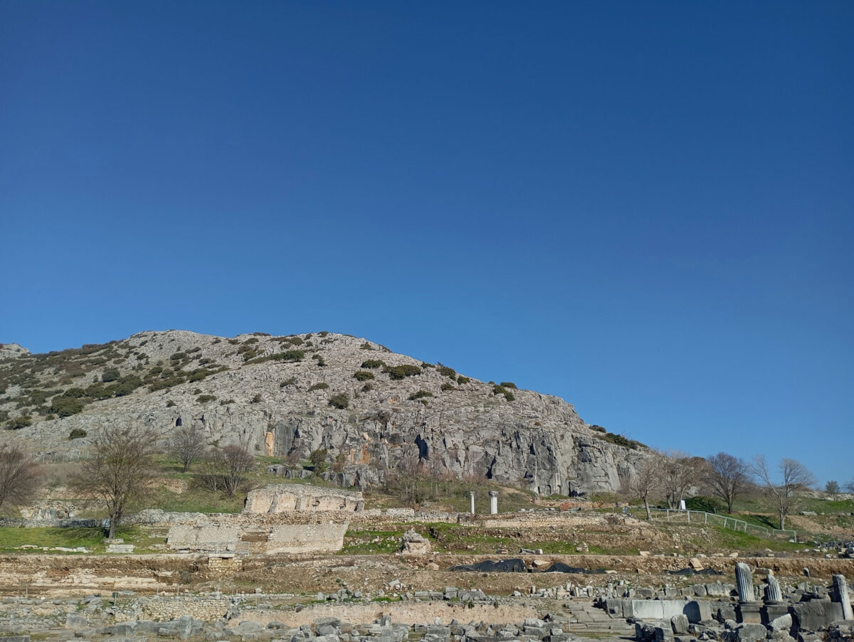 Εικ. 4. Φίλιπποι. Βασιλική Α. Άποψη της βασιλικής από τη ρωμαϊκή αγορά και την Εγνατία οδό. © Εφορεία Αρχαιοτήτων Καβάλας / Υπουργείο Πολιτισμού.
