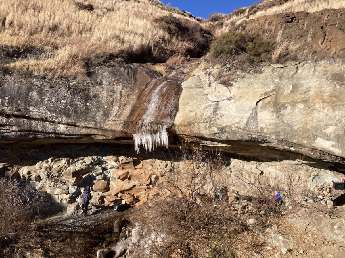 Άποψη της βραχοσκεπής στη θέση Likonong. Φωτ.: Kyra Pazan, California State University, Stanislaus.