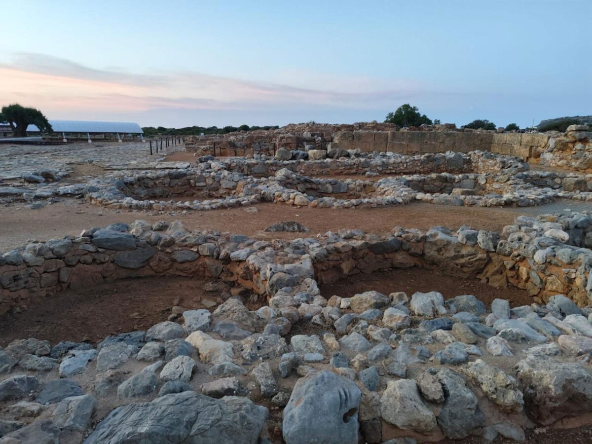 Αρχαίοι σιροί (σιλό) στο Μινωικό Ανάκτορο των Μαλίων. Πηγή εικόνας: ΥΠΠΟ.