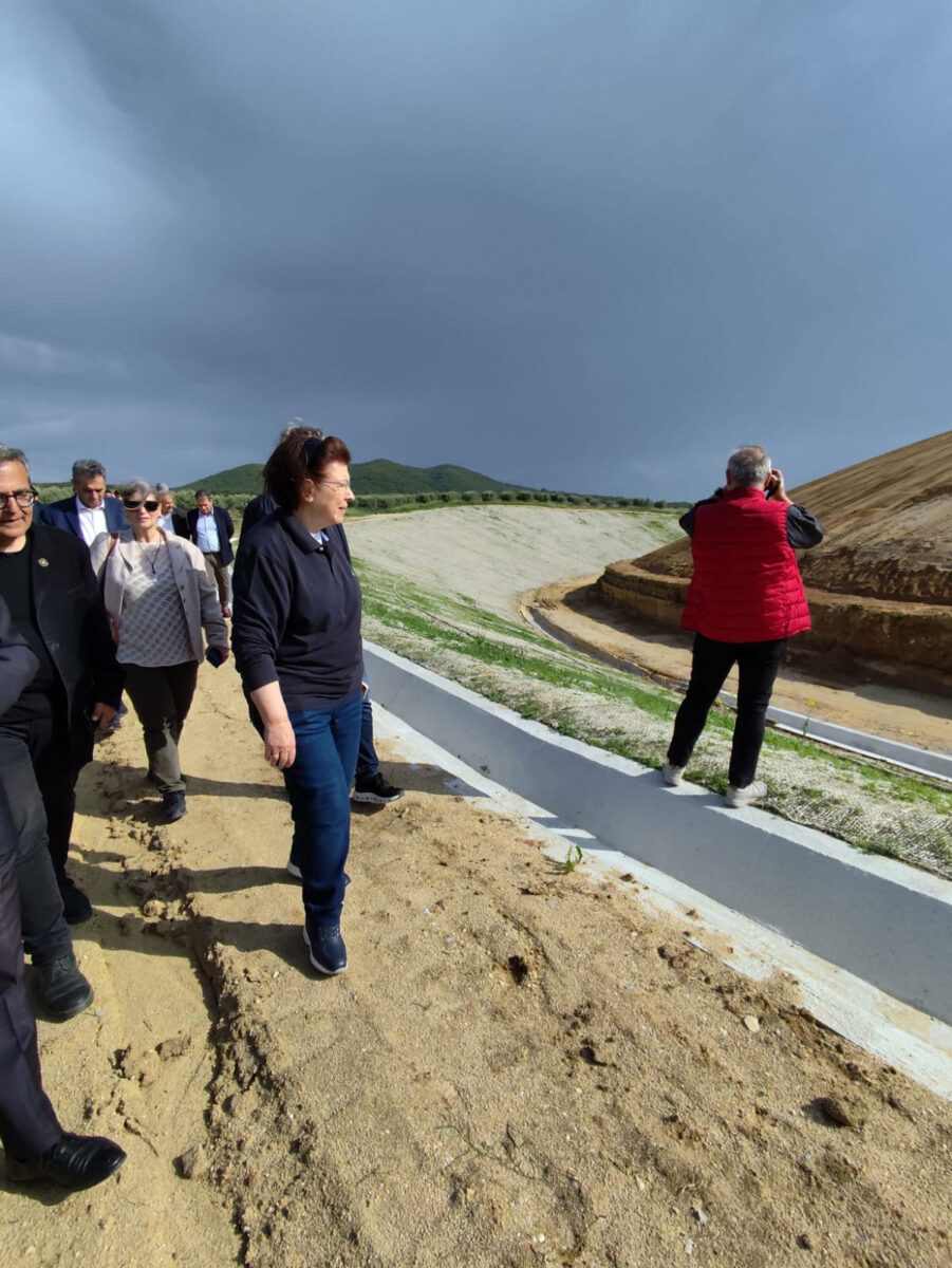 Η Υπουργός Πολιτισμού Λίνα Μενδώνη στην αυτοψία στον Τύμβο Καστά. Πηγή εικόνας: ΥΠΠΟ.
