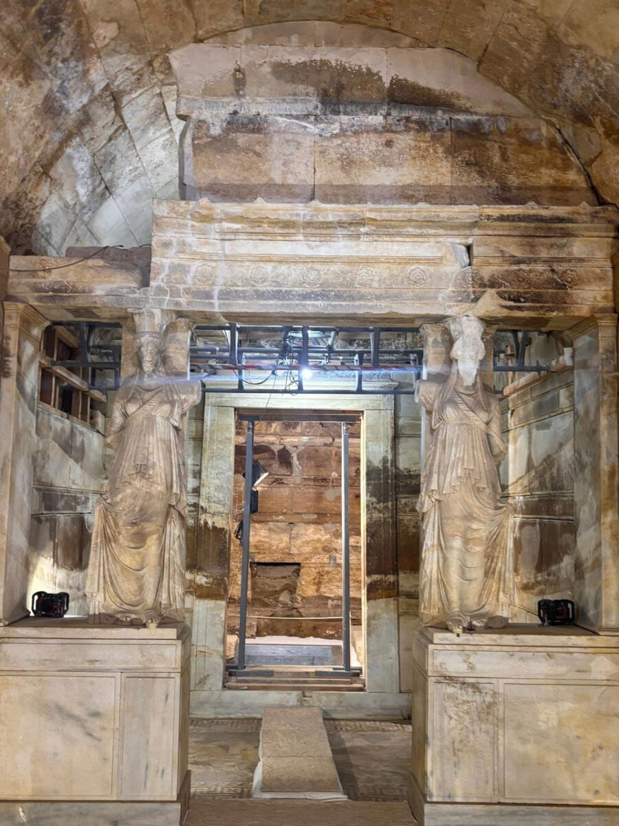 Το ταφικό μνημείο πλήρως ορατό. Πηγή εικόνας: ΥΠΠΟ.