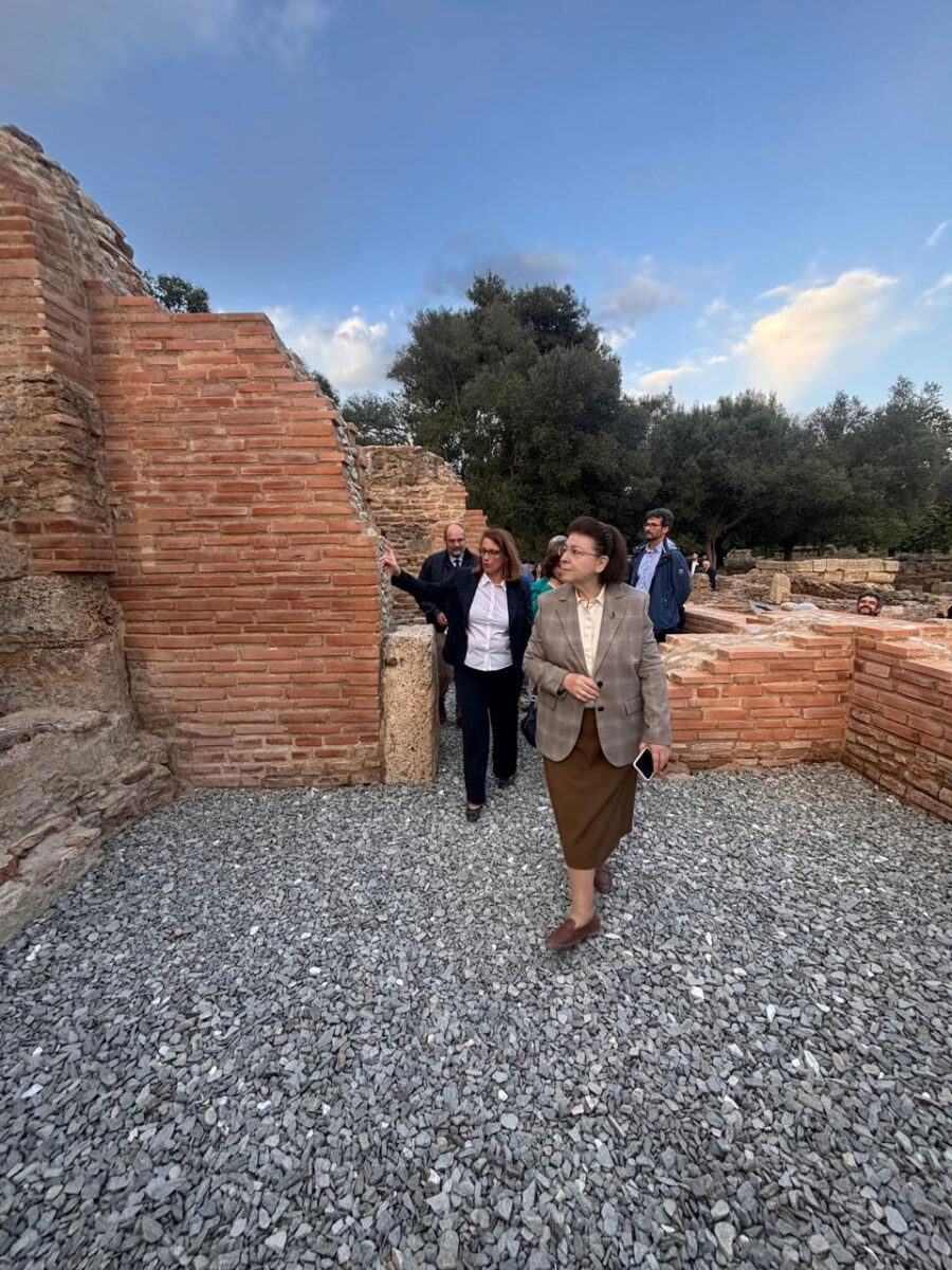 Η Λίνα Μενδώνη στις Νότιες Θέρμες. Πηγή εικόνας: ΥΠΠΟ.