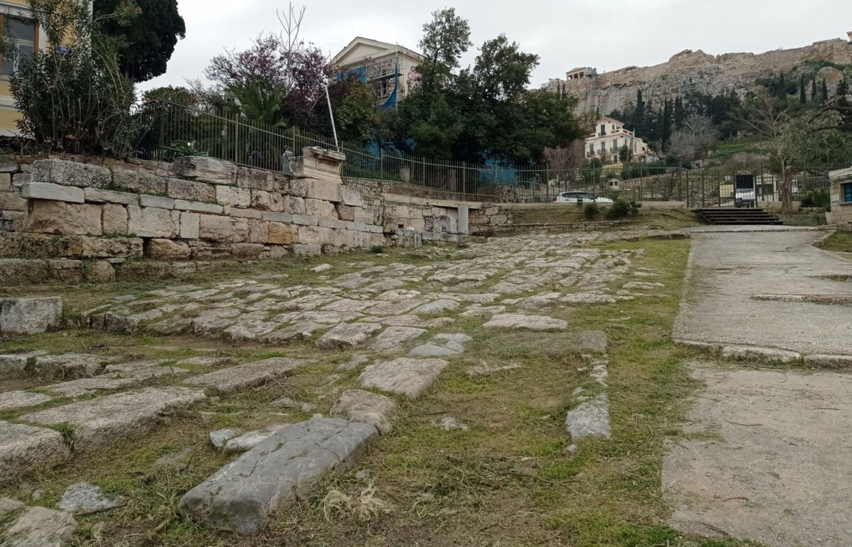 Το λιθόστρωτο τμήμα του 2ου αι. μ.Χ. της Οδού Παναθηναίων. Πηγή εικόνας: ΥΠΠΟ.