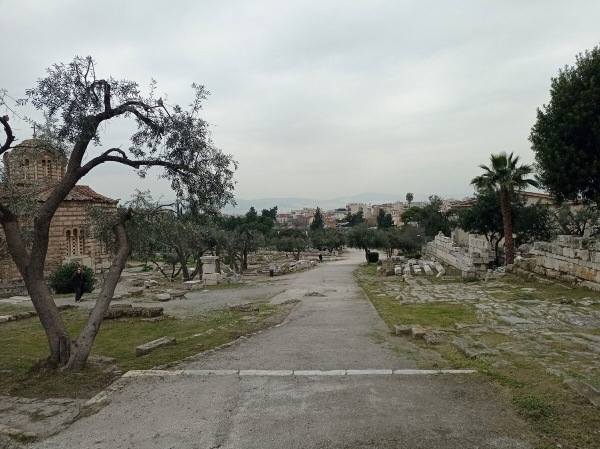Η σχέση της σημερινής διαδρομής με τα κατάλοιπα του Νοτιοανατολικού Ναού και του λιθόστρωτου της Οδού Παναθηναίων. Πηγή εικόνας: ΥΠΠΟ.